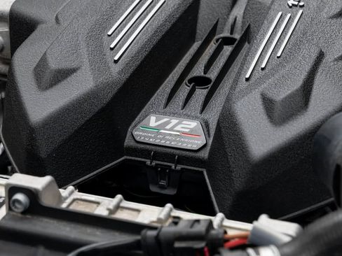 Used 2024 Lamborghini Revuelto image 32