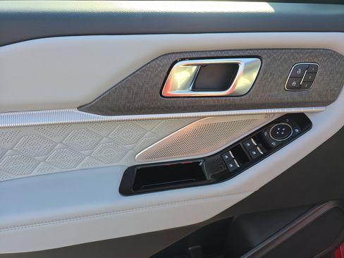 Used 2025 Ford Explorer Platinum w/ Ultimate Package image 19