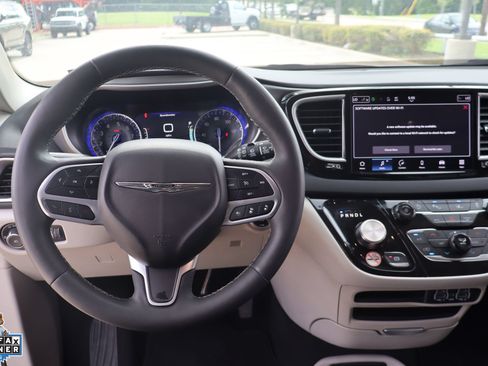 Used 2023 Chrysler Pacifica Touring-L FWD image 19