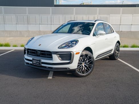 Certified 2026 Porsche Macan AWD/4WD image 1