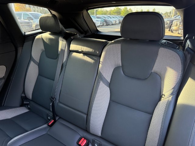 Used 2022 Volvo XC60 B5 R-Design FWD image 31
