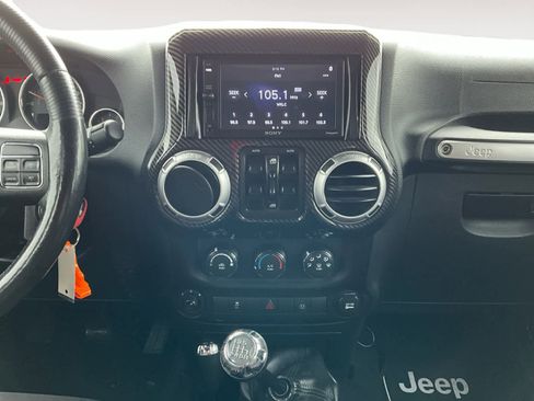 Used 2015 Jeep Wrangler Unlimited Rubicon w/ Connectivity Group image 13
