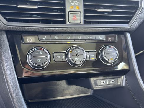 Certified 2024 Volkswagen Jetta SE w/ Panoramic Sunroof Package image 22