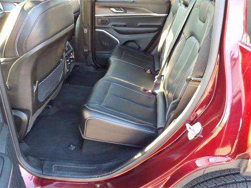 Used 2025 Jeep Grand Cherokee Limited w/ Luxury Tech Group II image 13