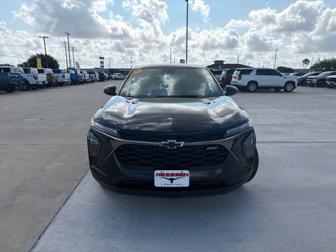Used 2025 Chevrolet Trax RS w/ Driver Confidence Package FWD image 2