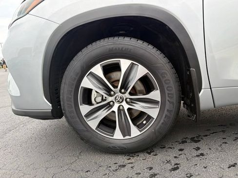 Used 2021 Toyota Highlander XLE AWD/4WD image 11