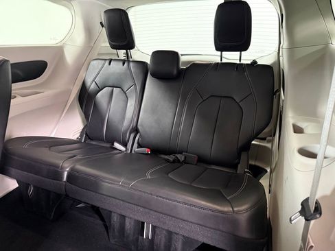 Used 2024 Chrysler Pacifica Touring-L image 20