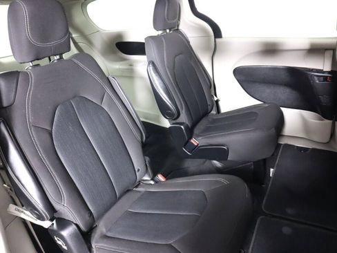Used 2022 Chrysler Voyager LX image 39