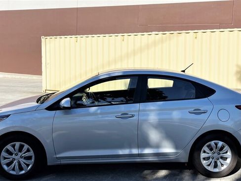 Used 2020 Hyundai Accent SE FWD image 2