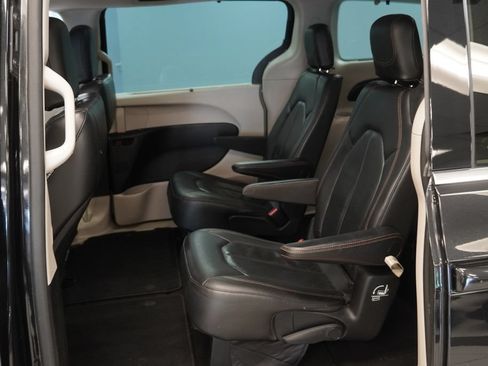 Used 2019 Chrysler Pacifica Touring-L FWD image 18
