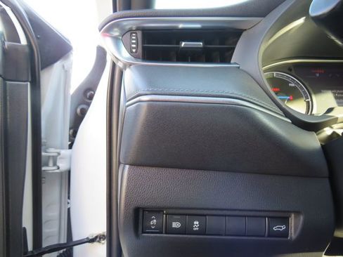 Certified 2023 Toyota Venza Nightshade image 31