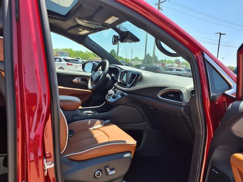 Used 2026 Chrysler Pacifica Pinnacle w/ Trailer Tow Group FWD image 29