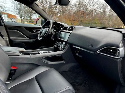 Used 2020 Jaguar F-PACE Premium image 24