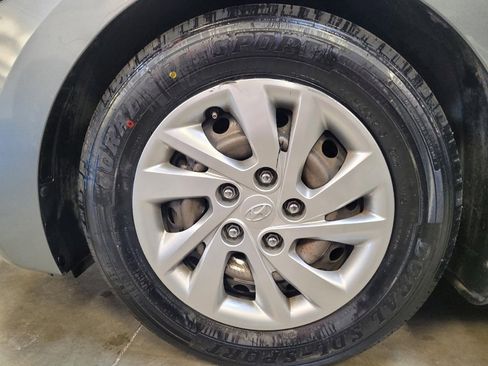 Used 2017 Hyundai Elantra SE FWD image 31