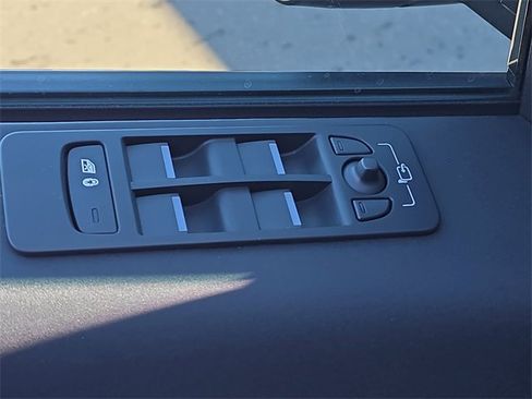 Used 2025 Land Rover Discovery Sport S image 30