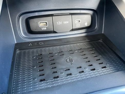 Used 2023 Hyundai Venue Limited FWD image 16