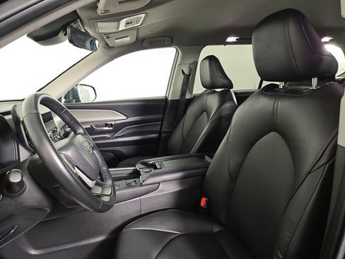 Used 2025 Toyota Grand Highlander AWD image 13