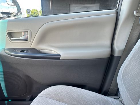 Used 2017 Toyota Sienna LE FWD image 21