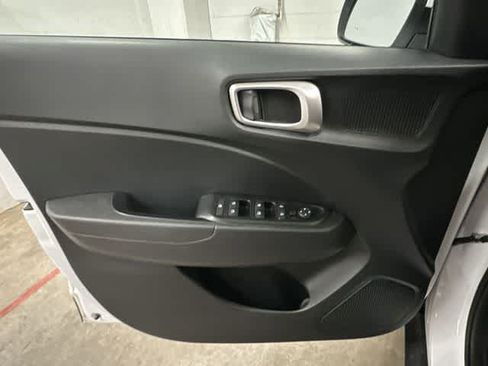 Used 2023 Hyundai Venue SE FWD image 14