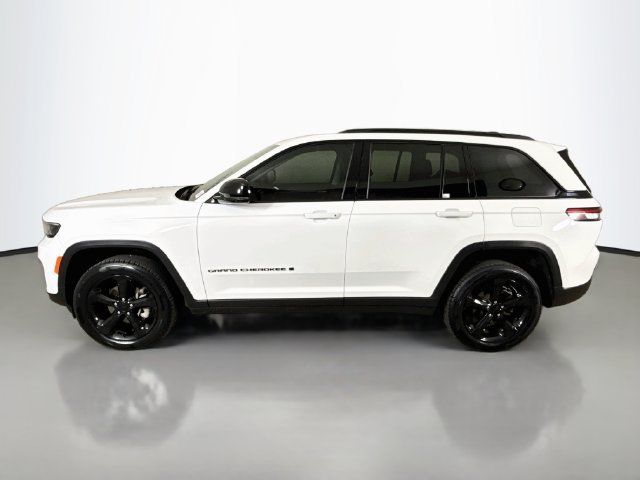 Used 2023 Jeep Grand Cherokee Limited w/ Black Appearance Package AWD/4WD image 4