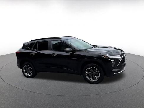 Used 2025 Chevrolet Trax LT w/ LT Convenience Package FWD image 2