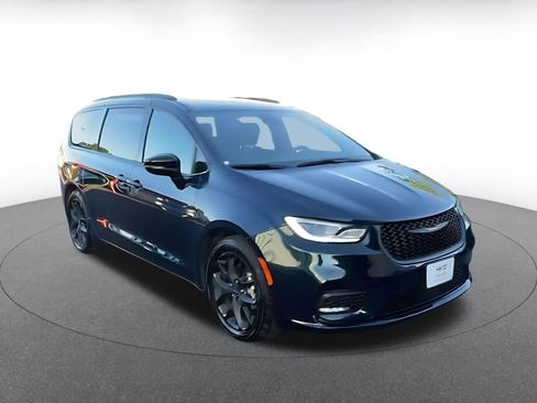 Used 2025 Chrysler Pacifica Limited FWD image 3