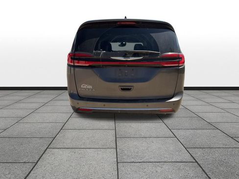 Used 2022 Chrysler Pacifica Touring-L image 4