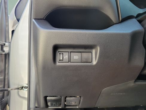 Used 2021 Toyota RAV4 LE FWD image 11