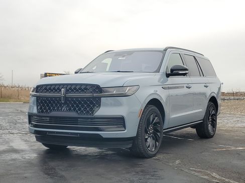 New 2025 Lincoln Navigator Reserve w/ Jet Appearance Package image 2
