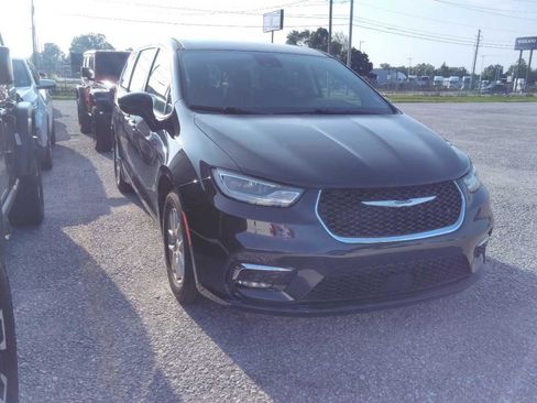 Used 2023 Chrysler Pacifica Touring-L FWD image 4