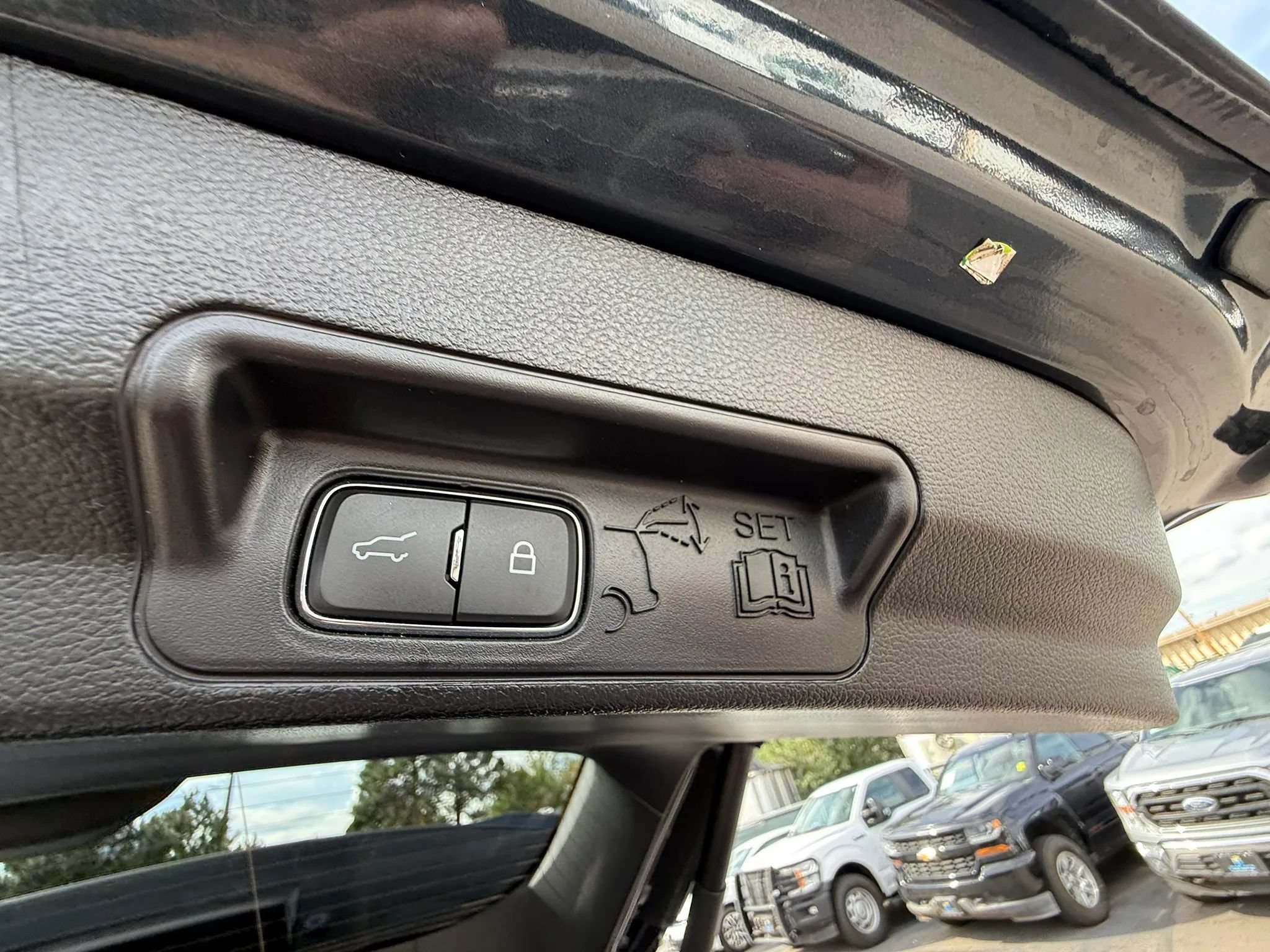 Used 2022 Ford Explorer XLT w/ Equipment Group 202A AWD/4WD image 38