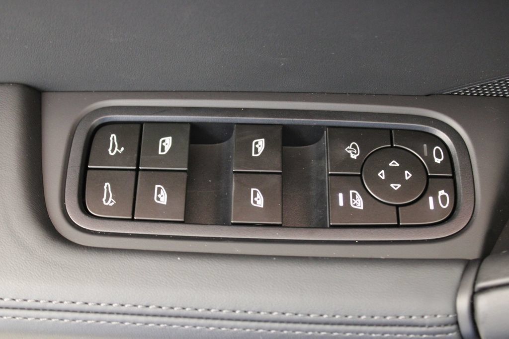 Used 2025 Porsche Cayenne S AWD/4WD image 25