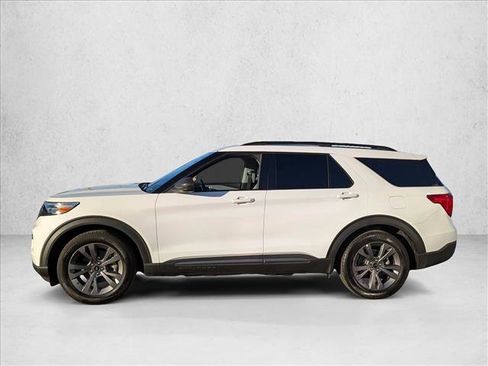 Used 2021 Ford Explorer XLT w/ Equipment Group 202A image 8