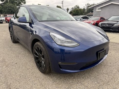 Used 2023 Tesla Model Y Long Range AWD/4WD image 3