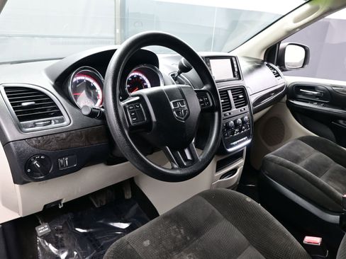 Used 2019 Dodge Grand Caravan SE w/ UConnect Hands-Free Group image 11