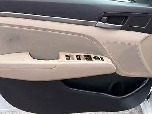 Used 2017 Hyundai Elantra SE image 12
