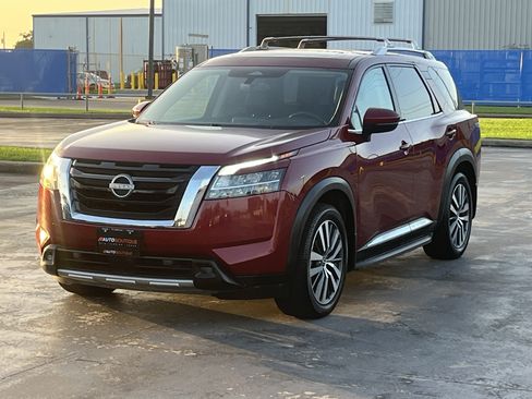 Used 2022 Nissan Pathfinder Platinum w/ Cargo Package FWD image 5
