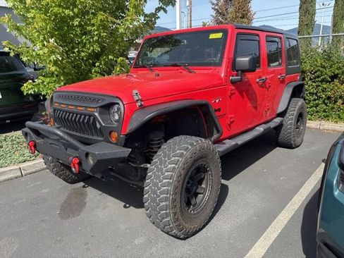 Used 2013 Jeep Wrangler Unlimited Sahara w/ Connectivity Group AWD/4WD image 4