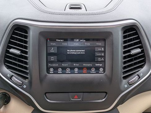 Used 2019 Jeep Cherokee Latitude w/ Popular Appearance Group image 18