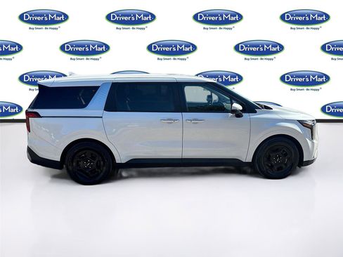 Used 2025 Kia Carnival image 8