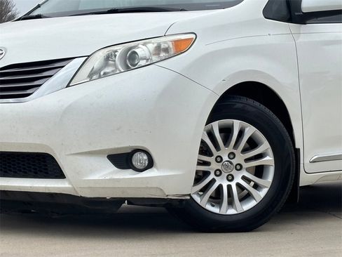 Used 2017 Toyota Sienna XLE image 6