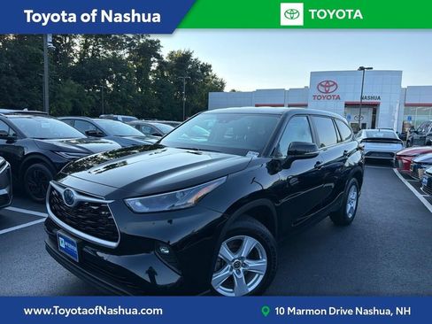 Used 2023 Toyota Highlander LE FWD image 1