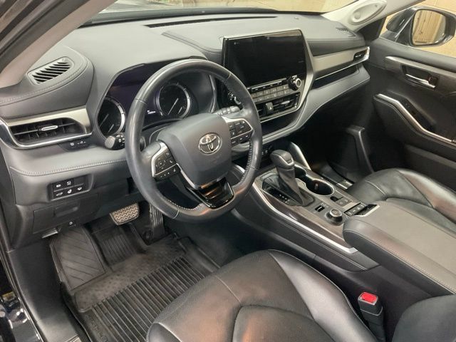 Used 2021 Toyota Highlander Limited AWD/4WD image 6