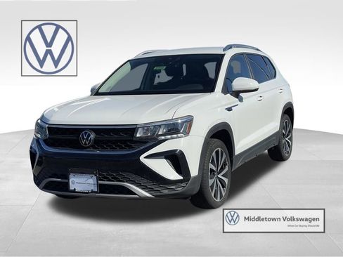 Certified 2024 Volkswagen Taos SE image 1