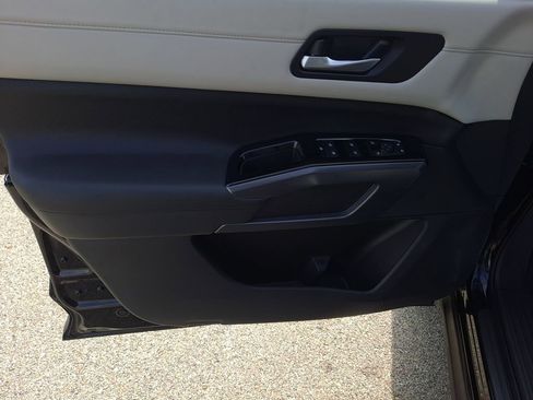 Certified 2024 Nissan Pathfinder SL image 12