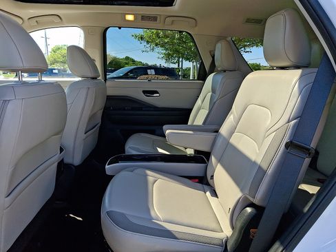 Used 2025 Nissan Pathfinder SL w/ SL Premium Package AWD/4WD image 11