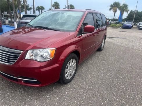 Used 2016 Chrysler Town & Country LX FWD image 3