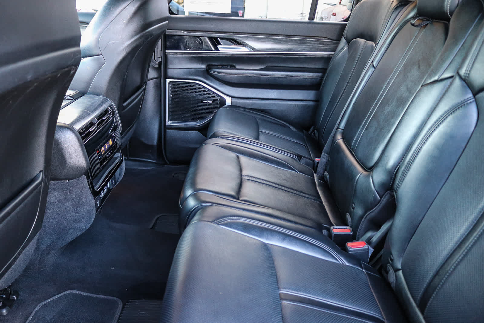 Used 2024 Jeep Wagoneer L Series II RWD image 17