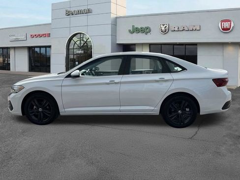 Used 2024 Volkswagen Jetta SE w/ Panoramic Sunroof Package FWD image 4