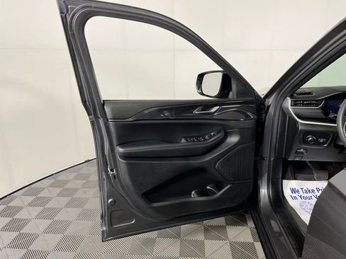 Used 2023 Jeep Grand Cherokee L Laredo image 12